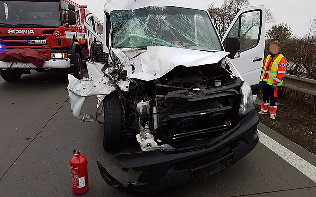 Při srážce kamionu s dodávkou na Mostecku zemřel člověk, další je vážně zraněný