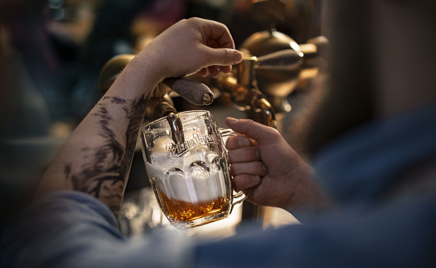 Čekali haléře, přišlo zdražení i o dvě koruny. Ceníky pivovaru hospodské zaskočily