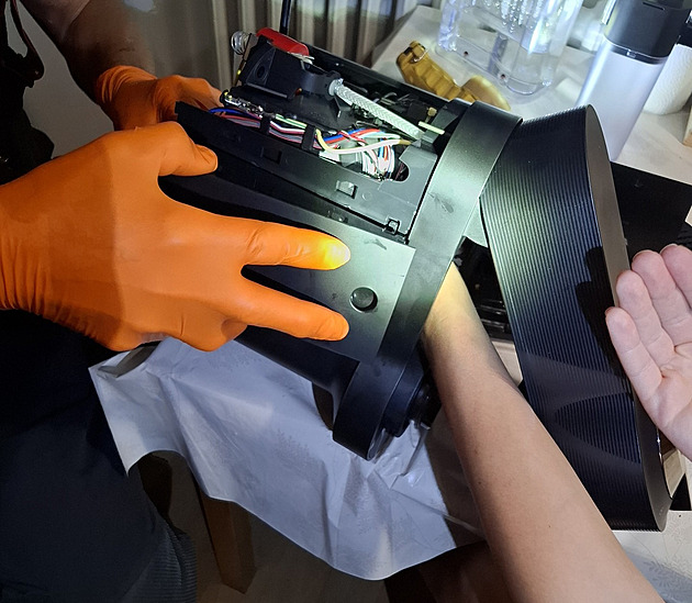 Ženě uvázla ruka v kávovaru, když tahala zaseklou kapsli. Pomohli až hasiči