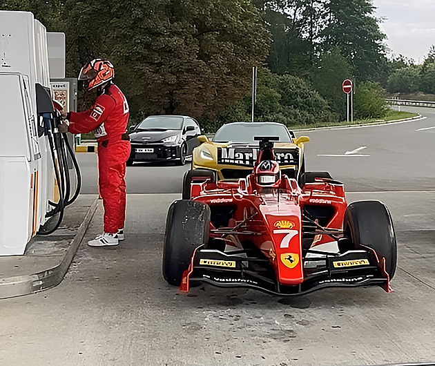 Expolicista s firmami a nezkolaudovanou vilou. Kdo je tajemný pilot formule z D4