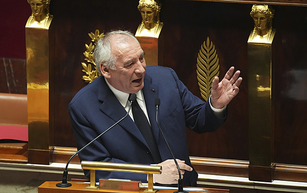 Francie nad propastí další krize. Poslanci premiérovi vyslovili nedůvěru