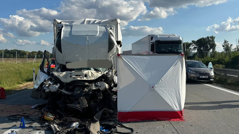Srážka kamionu a dodávky na D2: Jeden z řidičů zemřel, dálnice byla uzavřená