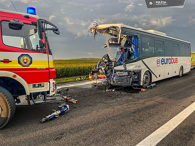 Dvě čelní srážky autobusů otřásly Slovenskem. Jeden z nich kamion rozpáral