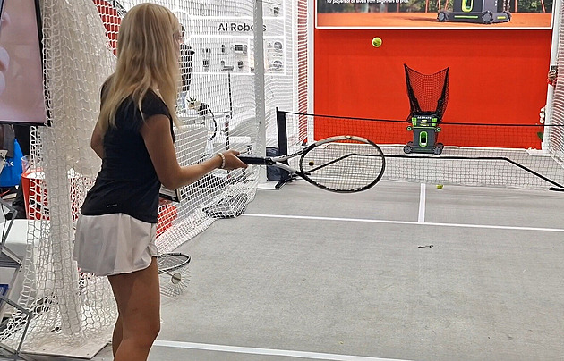 Nechce s vámi nikdo hrát? Robotický tenista neodmlouvá a bleskově odehrává