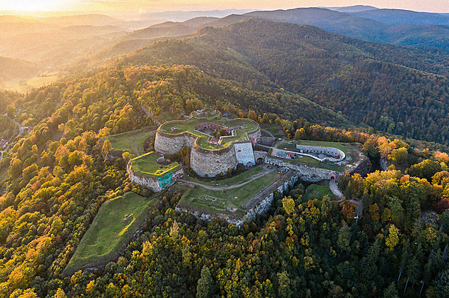 Podzimní výlet za hranice. Polsko láká na temnou historii i krásnou přírodu