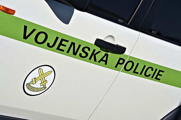 Vojenská policie navrhla obžalovat tři lidi a firmu kvůli zakázkám na resortu obrany