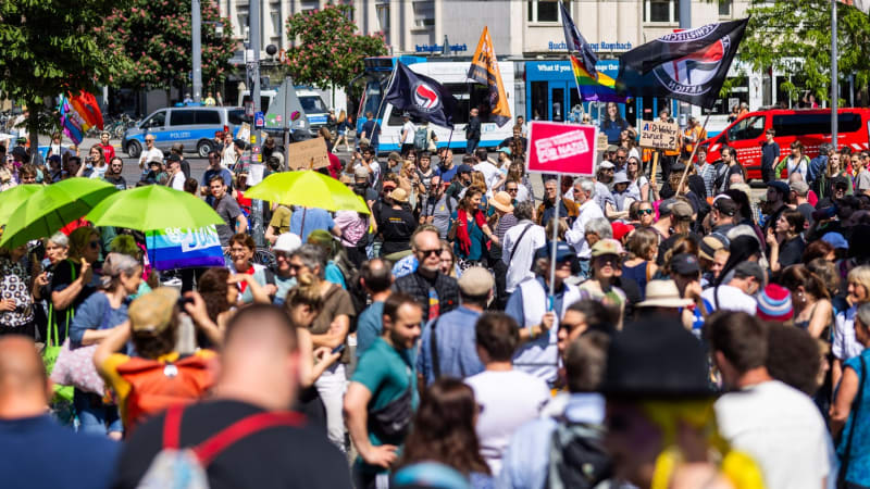 Skoro polovina Němců volá po zákazu nejpopulárnější politické strany. Podpora AfD dál roste