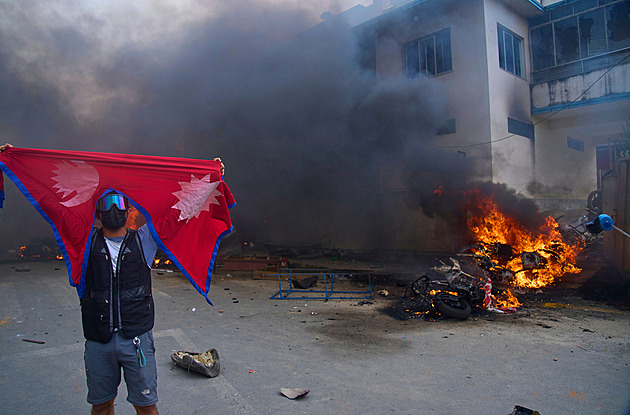 Hořící domy politiků, 19 mrtvých. Protesty po zákazu sítí v Nepálu smetly premiéra