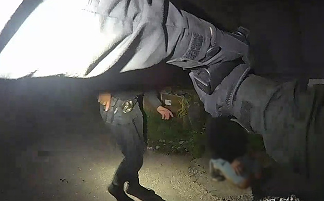 Po hromosvodu do čtvrtého patra, pak útěk dveřmi. Zdrogovaný muž děsil nájemníka