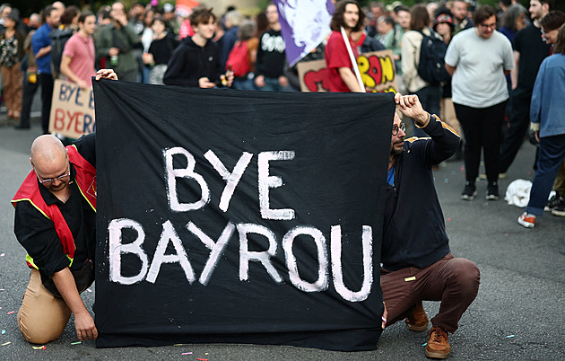 Bayrou podal demisi, Macron hledá pátého premiéra za dva roky. Francii čekají bouře