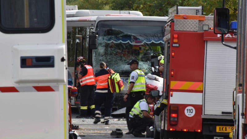 Vážná nehoda šesti vozidel u Kojetic: Autobus narazil do kolony, na místě bylo 11 zraněných