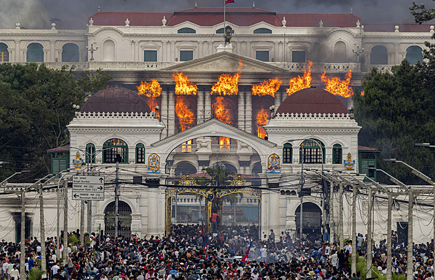 V Nepálu hořel parlament, politiky evakuovaly helikoptéry. Premiéra smetl zákaz sítí