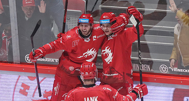 ONLINE: Pokračuje extraliga. Třinec hostí Olomouc, pak derby Pardubic s Hradcem