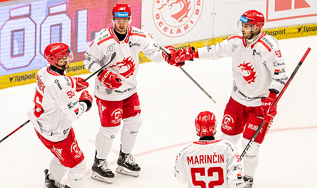 ONLINE: Pokračuje extraliga. Pardubice vedou v derby, Třinec otočil s Olomoucí