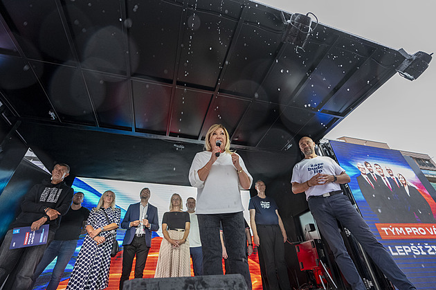 Jsem zmoklá, ale šťastná, řekla Schillerová v Pardubicích. Oponenti Babiše nepřišli