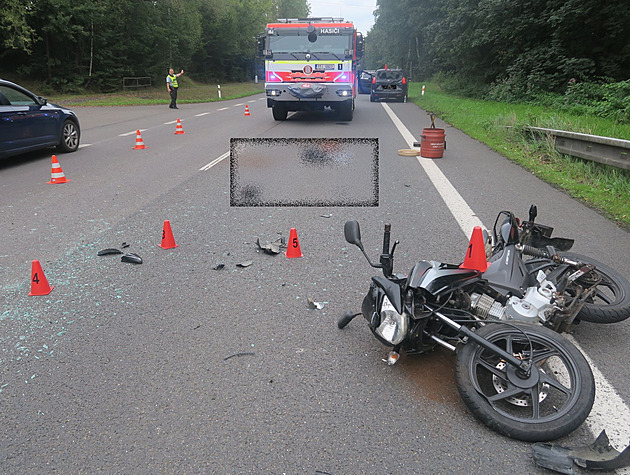 Šestnáctiletý motorkář nedobrzdil za odbočujícím autem, je v ohrožení života