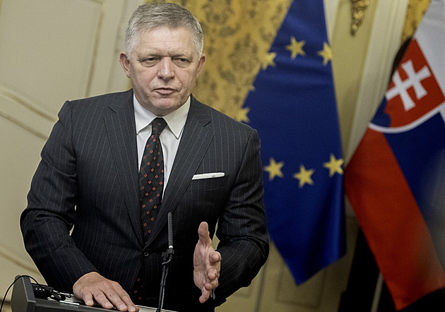 Fico opět brzdí sankce proti Rusku, chce podporu automobilového průmyslu