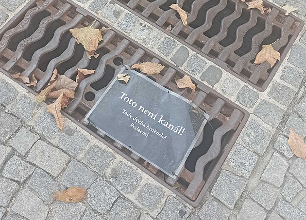 Toto není kanál, hlásá cedule. Trhovci do výdechu podzemí lili i zkažený mošt