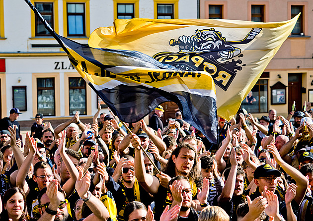 Fanoušci po pochodu městem „rozsvítili“ stadion. Litvínov nezhasne! skandovali