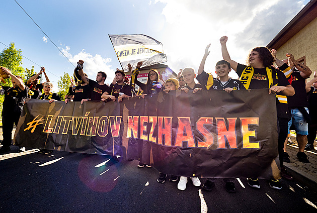 Marš městem, pak fanoušci „rozsvítili“ stadion. A skandovali: Litvínov nezhasne!