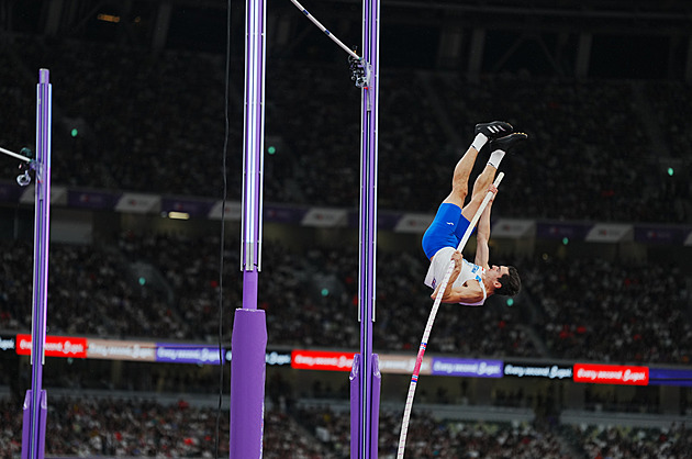 MS v atletice ONLINE: Tyčkař Ščerba končí, Holý se drží. Staněk bojuje o medaile