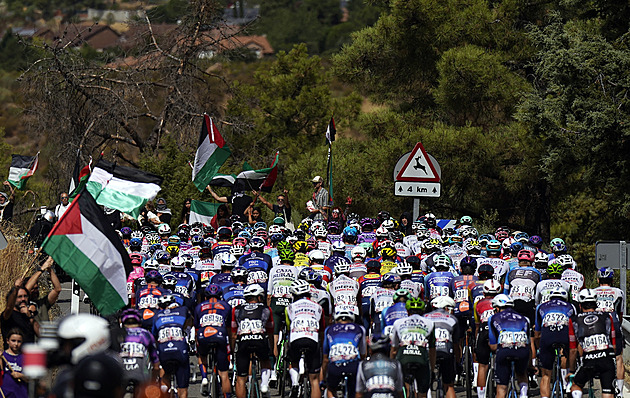 Vuelta ONLINE: Almeida zkouší setřást Vingegaarda. Aktivisté opět blokovali trasu