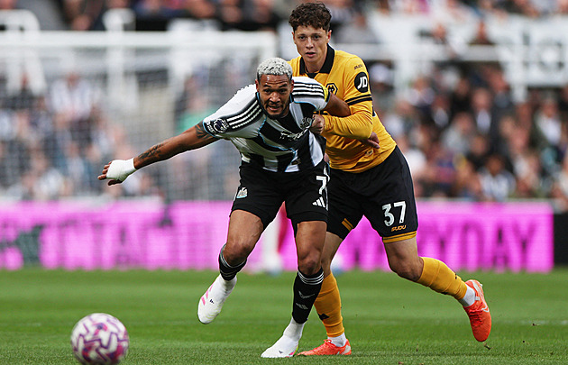 ONLINE: Krejčí při premiéře padl, Souček v základu proti Tottenhamu