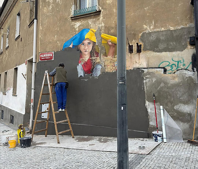 Z Nuslí zmizela malba dívky pod ukrajinskou vlajkou. Nahradila ji nová fasáda