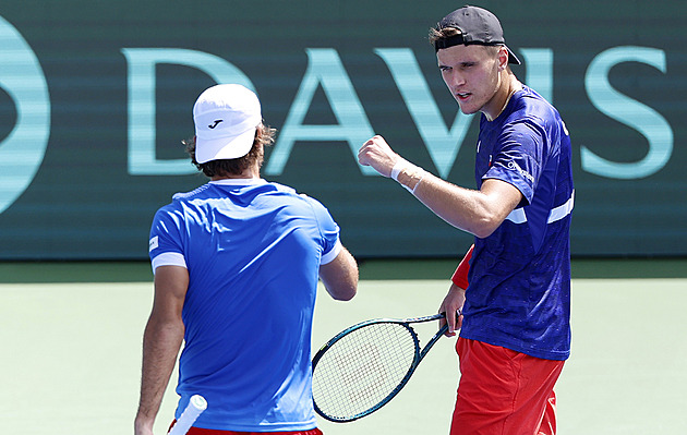 Davis Cup ONLINE: Macháč s Menšíkem po dvouhodinové pauze čtyřhru srovnávají