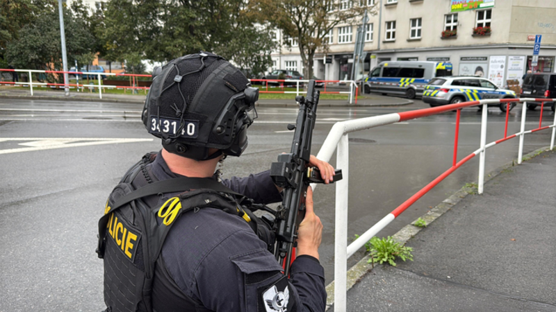 Poplach v Praze. Po zuby ozbrojení policisté hledají v Braníku údajného střelce