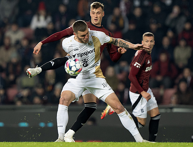 ONLINE: Hradec Kr. - Sparta 1:0, v úvodu si Uchenna sráží centr do vlastní sítě