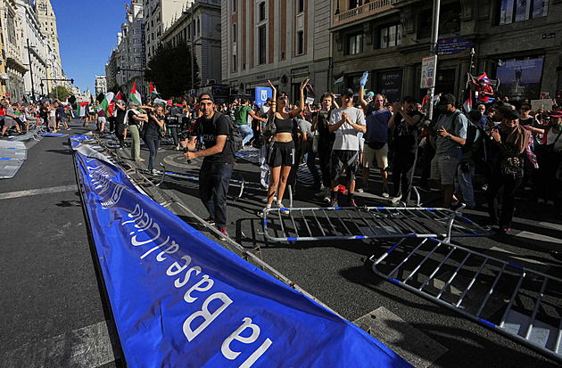 Vuelta ONLINE: Protestující v Madridu se dostali na trať. Závod končí v chaosu