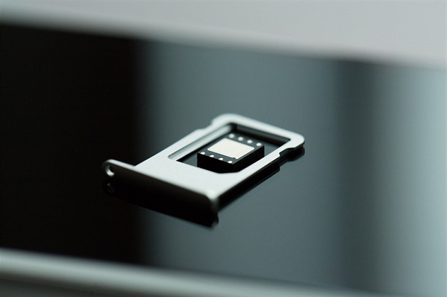 Nového tenkého iPhonu se nelekejte. Poradíme, jak hladce přejít na eSIM