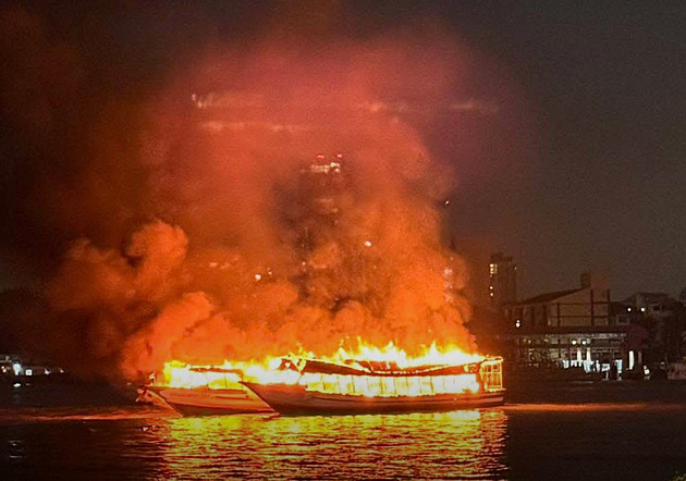 VIDEO: Při požáru na řece v Bangkoku shořely tři osobní lodě