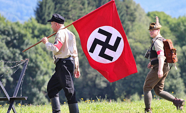 Ze symbolu štěstí Hakenkreuz. Před 90 lety zavedlo Německo vlajku se svastikou