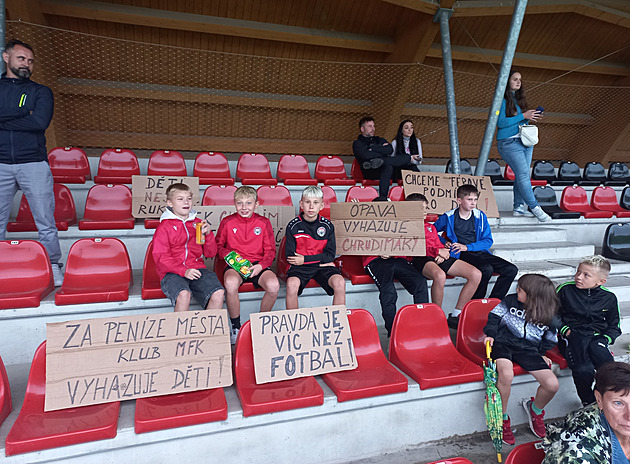 Fotbal pro děti zdražili na dvojnásobek. Klub si za zvýšením stojí, rodiče zuří
