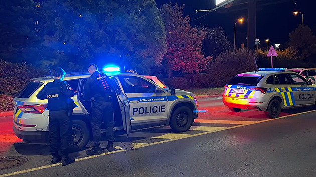 Někdo nedal přednost. Při srážce aut na křižovatce se zranilo pět lidí