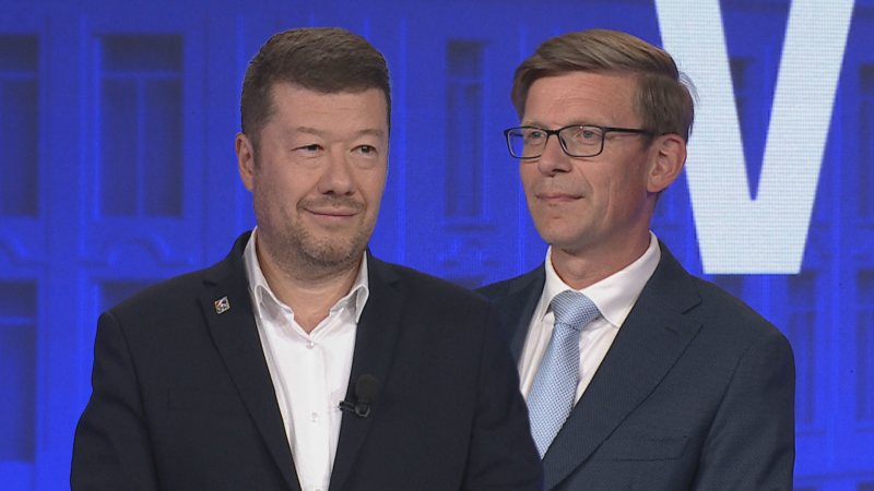 ON-LINE: Jen se plácáte po ramenou, pustil se Plaga do vlády kvůli zbrojení. Nefér napadení, řekl Kupka