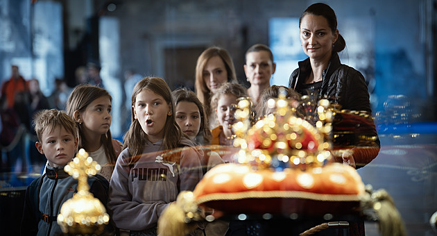 Davy dětí s mobily oblehly korunovační klenoty. Výstava jim oživila vlastivědu