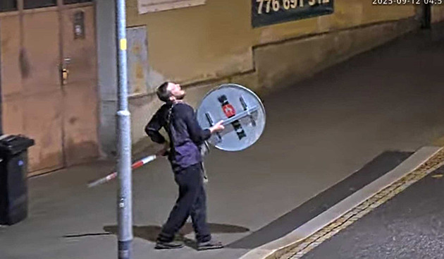 Nejdřív ukradl značku, pak pokřikoval na kolemjdoucí. Nemírné popíjení draze zaplatí