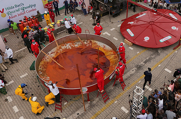 OBRAZEM: Rekord o největší porci rýže málem zmařil rozlomený hrnec