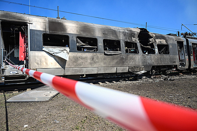 Rusko udeřilo na ukrajinskou železnici. Cílí na depa i nádraží, ochromilo desítky spojů