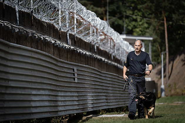 Škola tvrdých chlapů. Kde se budoucí dozorci učí poutat i zahánět vzpouru