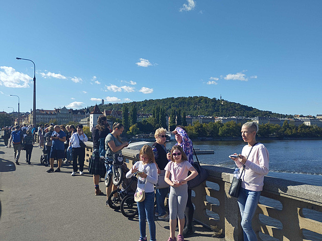 Lidé na pražských mostech čekají na průlet stíhaček, akce se ale opět posouvá