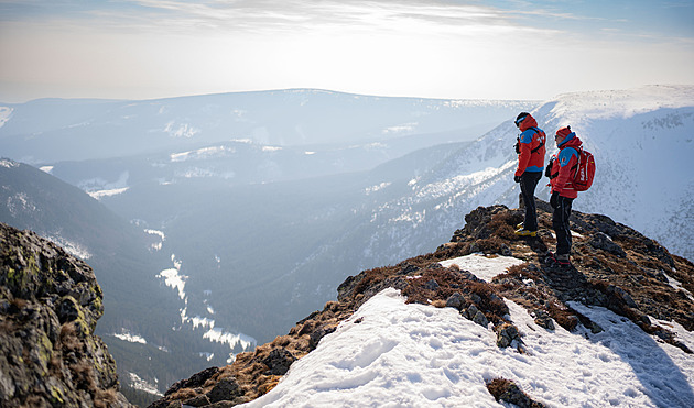 To musela prasknout lyže, nebo noha. Horská služba slaví 90 let dokumentem