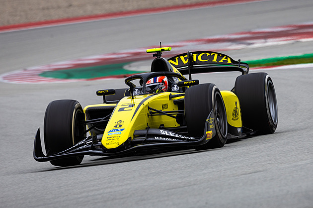 Staněk způsobil v Baku tvrdou nehodu, kvalifikaci F2 kvůli němu museli stoupnout