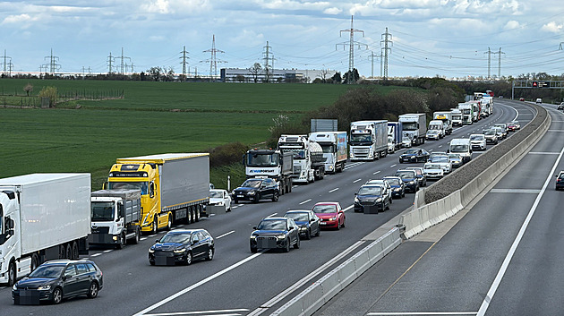 Hromadná nehoda sedmi vozidel uzavřela D5 u Rokycan, na místě jsou zranění