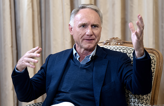 A byla táákhle veliká. Dan Brown si ze sebe na titulní straně novin tropí žerty