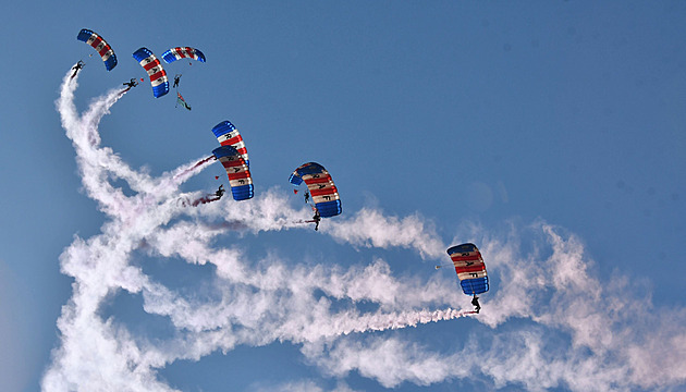 Obrazce z kouře, burácení bombardéru. Pavel na Dnech NATO zavítal mezi diváky