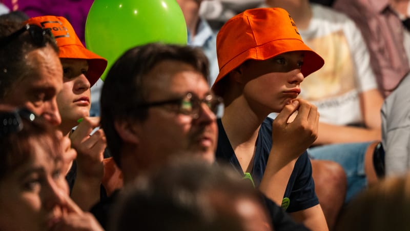 Komu vhodí hlas plnoletí studenti? Věří vládě i Pirátům, ve znalosti politiků mnohdy tápou